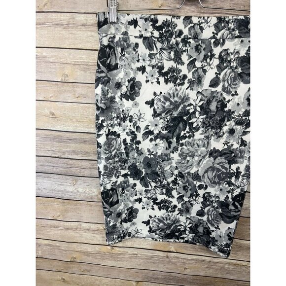 Mack Liam Medium Floral Pencil Skirt Pull On Gray White Roses Stretchy - Picture 4 of 11